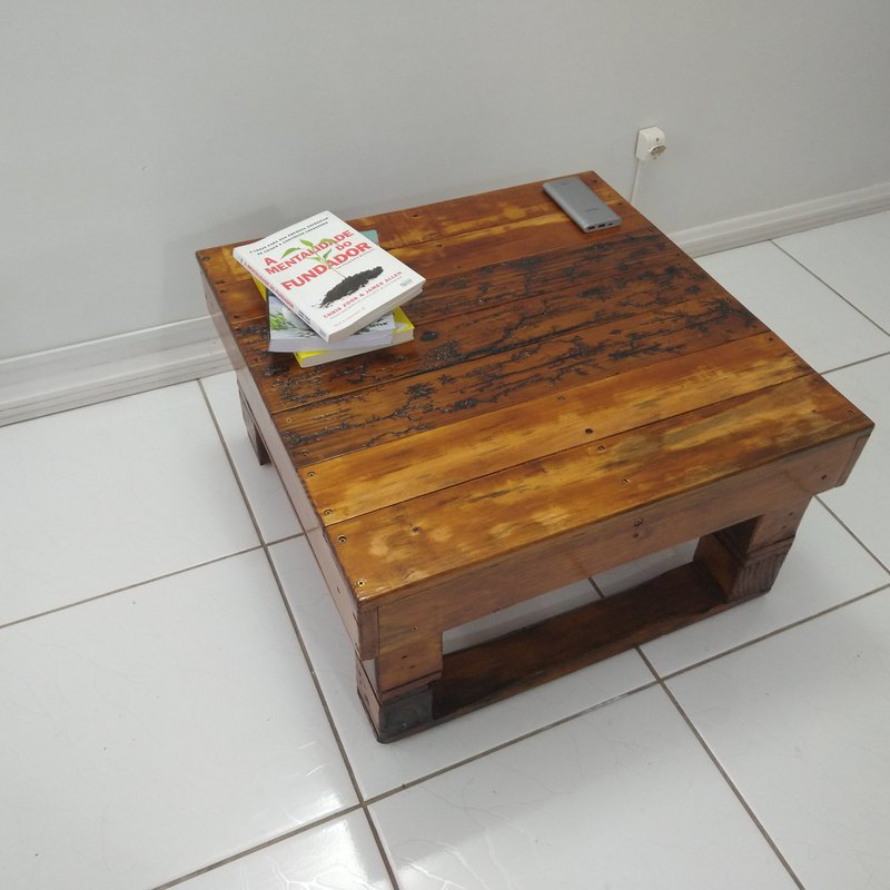 Mesa de centro com detalhes com efeito Lichtenberg